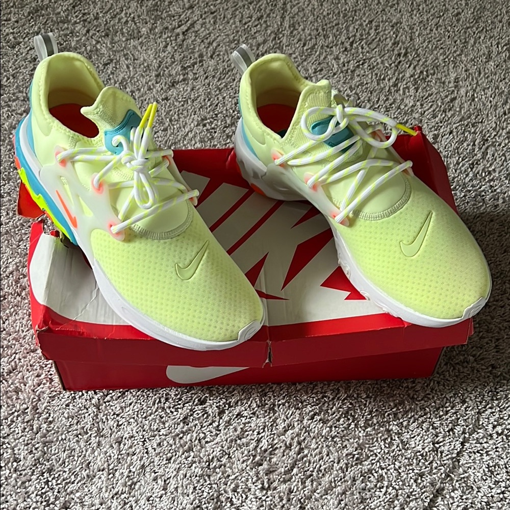 Nike Green and Blue Sneakers Modern Athletic Design
